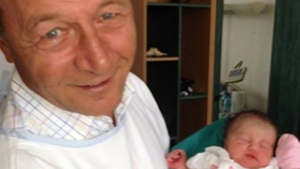 Traian Băsescu, mândru de nepoţica sa! Preşedintele a fost fotografiat în timp ce o ţine pe micuţă în braţe: "De vorbă cu bunicul"