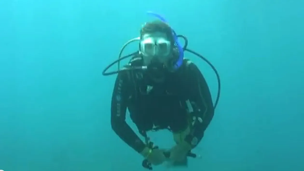 Ce se intampla daca spargi un ou in apa foarte adanca! Rezultatul este neasteptat