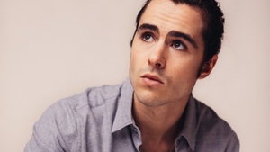 Comunicat de presă. Ben Schnetzer a semnat pentru rolul celebrului dirijor român Sergiu Celibidache în filmul „Cravata galbenă”, în locul lui Rupert Friend