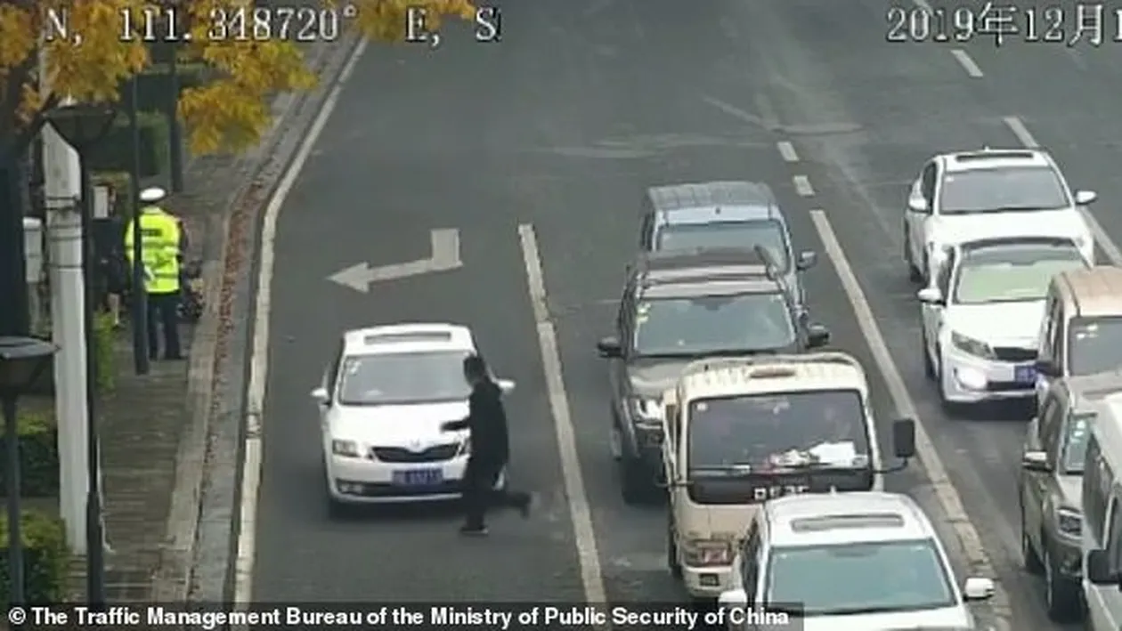 Accident șocant! Soțul și soția nu erau împreună, dar au fost loviți de două mașini, în același loc, la 10 minute distanță! VIDEO