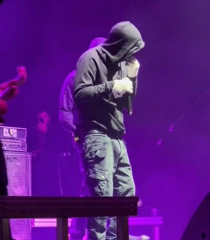 Imagini şocante cu Carla’s Dreams pe scena din Craiova: „Spart de drogat la concert”. FOTO