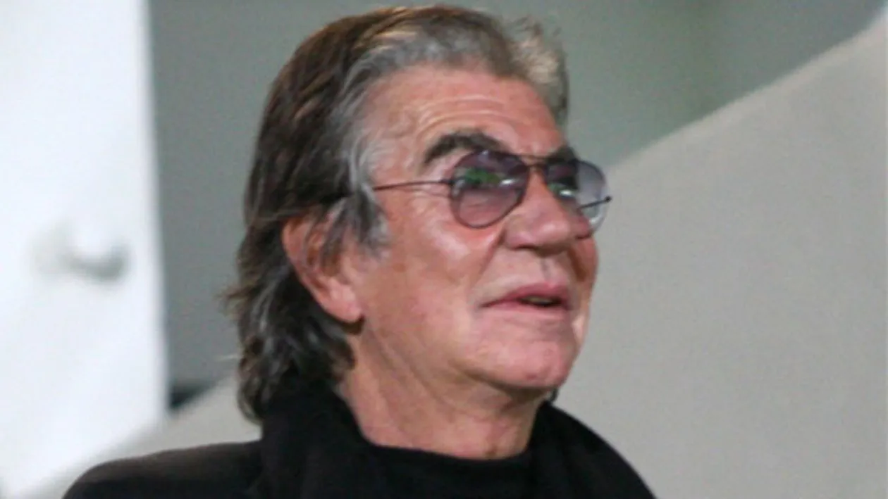 I s-a trezit apetitul la plaja! Atarna pielea pe el, dar umbla numai cu bunaciuni! Roberto Cavalli, in cea mai jenanta ipostaza