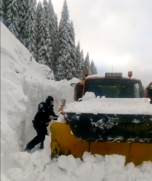 Jandarmii au ajutat la deszăpezirea utilajelor îngropate de avalanșe