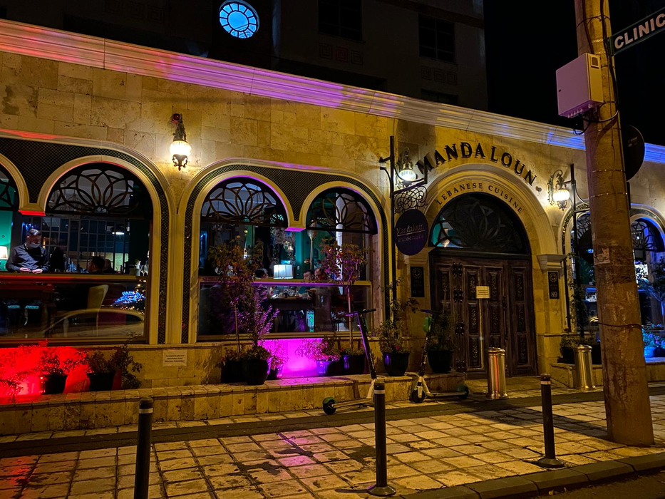 Oamenii stau liniștiți la masă în restaurantul Mandaloun din Capitală, deși ar trebui ca locația să fie închisă