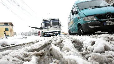 Vremea face ravagii în Capitală din cauza ninsorii! 19 mașini au fost avariate