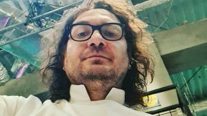 Chef Florin Dumitrescu și-a dat pantalonii jos și s-a lăsat pozat! Juratul de la Chefi la cuțite a dezvăluit ce rețetă are pentru a se menține în formă