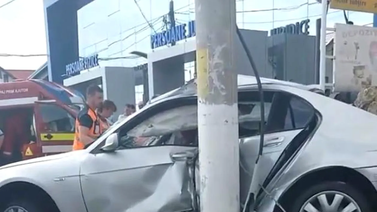 Un afacerist din Suceava a murit în condiţii groaznice, după ce s-a izbit cu BMW-ul de un stâlp