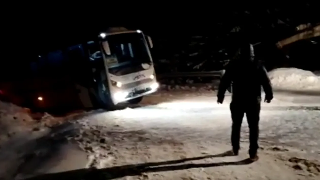 Foame de bani la Slatina. Câți oameni a înghesuit un șofer într-un microbuz de doar 21 de locuri. Poliția...