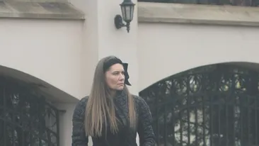 Chiar si in doliu, arata de milioane! La o luna si jumatate de la moartea lui Adrian Iovan, Romanita tot in negru se imbraca