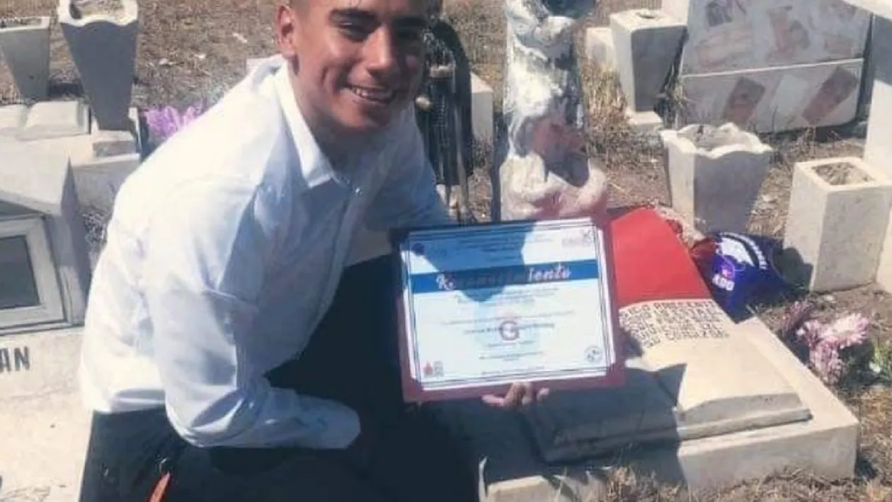 Ce a pățit un tănâr cand a mers la mormântul mamei lui cu diploma în brațe. S-a apropiat de locul de veci și a încremenit