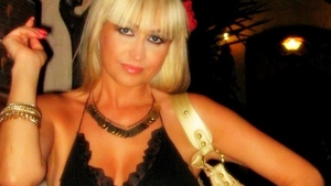 Simona Florescu lasa microfonul pentru ciocan! S-a pus cu burta pe carte!