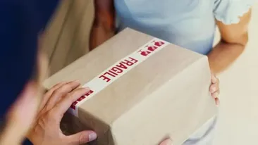 A comandat un telefon mobil, dar a avut un șoc după ce a deschis coletul. Ce se afla în el