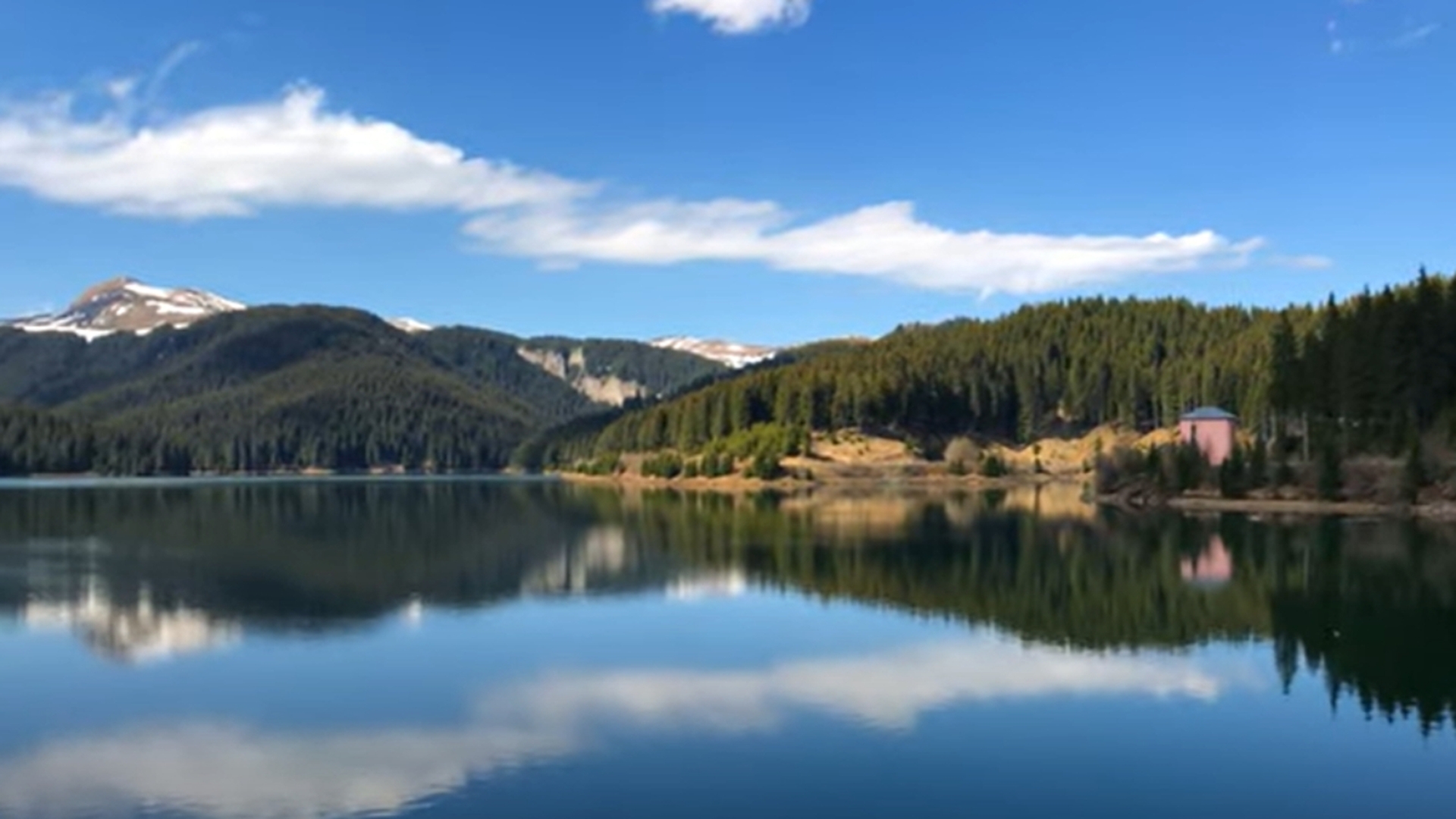 Locul din România denumit "Paradisul sălbatic". Se află la doar o oră de Bucureşti