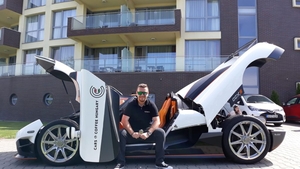 El e primul român care conduce bolidul Koenigsegg CCXS, mașină unicat de 1,2 milioane de euro