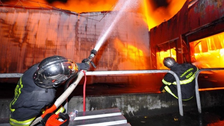 Incendiu de proporții în Prahova, la un service auto