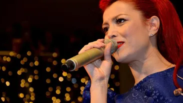 Apariție de senzație a Elenei Gheorghe la Sala Palatului! Poza bunicii, imprimată pe una dintre rochii VIDEO