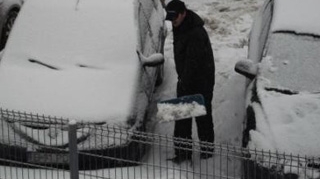 Dan Cruceru a dat doua ore la lopata: "Trebuia sa plec cu masina si ajutor de la straini n-aveam!"