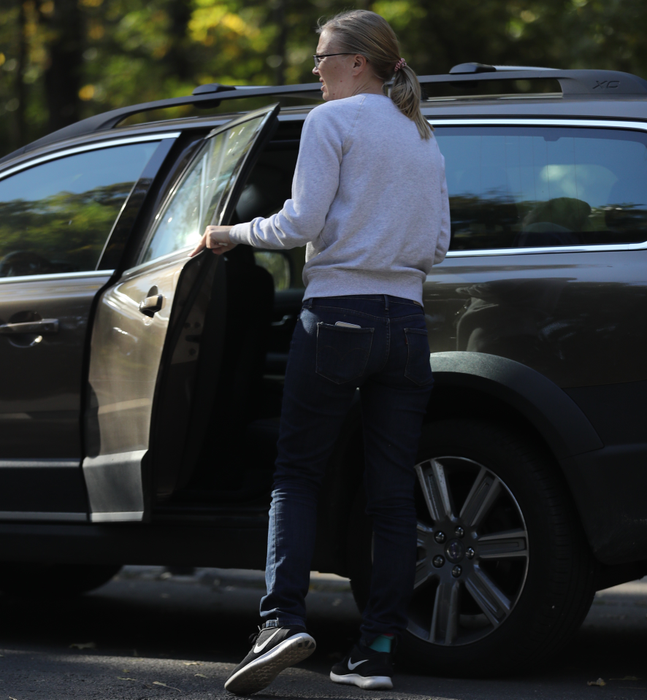Ieva Govadaite, soţia boss-ului PRO TV, la o plimbare relaxantă în parc