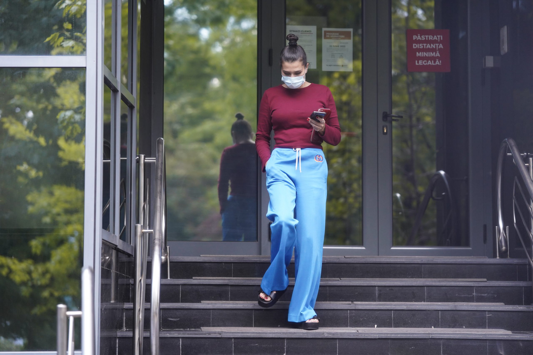 Elena Băsescu a găsit închis la bancă