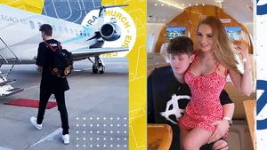 Puștiul cu nota de 100.000 € din NUBA, party fin cu sexy-durdulia în avionul privat de 19 mil. €
