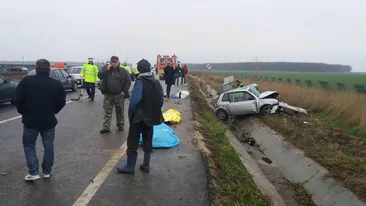 FOTO. Carnagiu pe o şosea din Dolj. Două femei au murit, alte două persoane au fost grav rănite, într-o ciocnire frontală