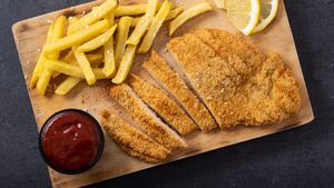 Greșeala care îți face șnițelele gumoase și amare. Ce condiment nu trebuie să mai folosești niciodată