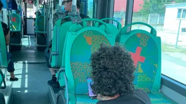 Imaginea din autobuz a unui bărbat din Cluj s-a viralizat. Martor: „I-am strâns mână când am coborât”. FOTO