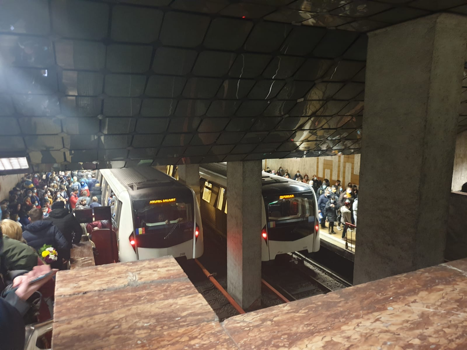 O nouă avarie la metroul din București! Călătorii au fost rugați să coboare pe peron. Cum circulă trenurile | FOTO
