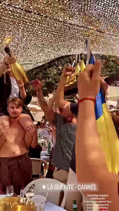 Fetele au dus șampania pe umerii băieților la bustul gol (Foto: Instagram)