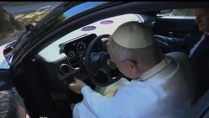 Imagini virale cu Papa Leon testând noul Ferrari. Cum a reacționat când a văzut bolidul