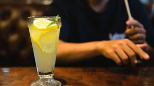 Băutura pe care o bei zilnic și care îți afectează creierul și organele interne. Cum să renunți la ea