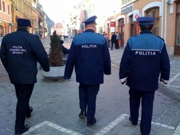 La centru au ajuns poliţiştii, care l-au reţinut pe bărbatul suspect