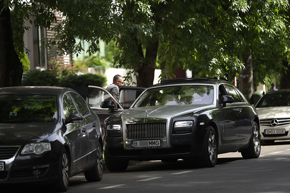 Garda de corp aşteaptă să se instaleze milionarul
