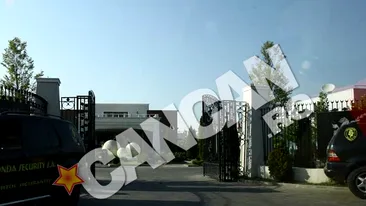 Petrecere mega-securizata la majoratul lui Vanghelie Jr! Maestru de ceremonii, dansatoare si baie de spuma in piscina. Invitatii au fost verificati, nimeni altcineva n-a avut voie sa se apropie de club!