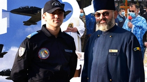 Tată și fiu slujesc aviația la o bază aeriană din Bacău, unul în anteriu, celălalt în combinezon. "Pentru a ne înălța spiritul, avem nevoie de două aripi"