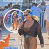 Loredana, blindată la plajă! La mână, 120.000 €, în picioare, Hermès-uri de 1.700 €!