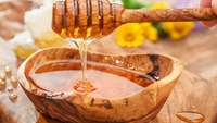De ce mierea poate rezista ani întregi fără să se strice. Ce o face diferită de alte alimente