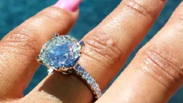 I-a oferit un inel cu un diamant imens, iar ea a spus ”DA”! Un cuplu celebru s-a logodit