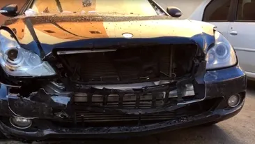 VIDEO. Răfuială cu bâte într-o parcare din Craiova. Patru indivizi mascați au tăbărât pe un tânăr și i-au făcut zob mașina