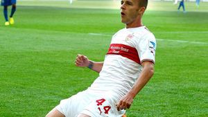 Imagini fierbinţi cu tânăra care i-a stricat cariera lui ALEXANDRU MAXIM, fotbalistul lăsat acasă de ANGHEL IORDĂNESCU! 