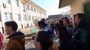 Protest inedit la un liceu din Dăbuleni. Zeci de elevi și părinți cer demisia directorului, după ce mai mulți copii s-au intoxicat la școală - VIDEO