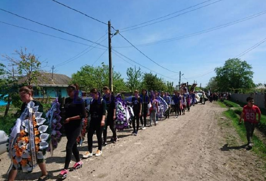Petronela, tânăra din Botoșani ucisă cu 30 de lovituri de cuțit, înmormântată în rochie de mireasă! Imagini sfâșietoare