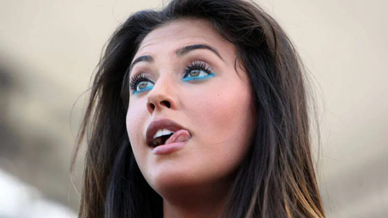 Aparitie halucinanta! Antonia si-a pus sutienul negru pe sub o bluza transparenta si inchisa pana-n gat, ca sa mascheze silueta!