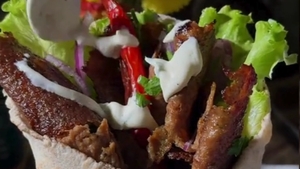 Cum faci kebap la tavă, după rețeta care s-a viralizat pe TikTok! Care este secretul crustei perfecte și aromate