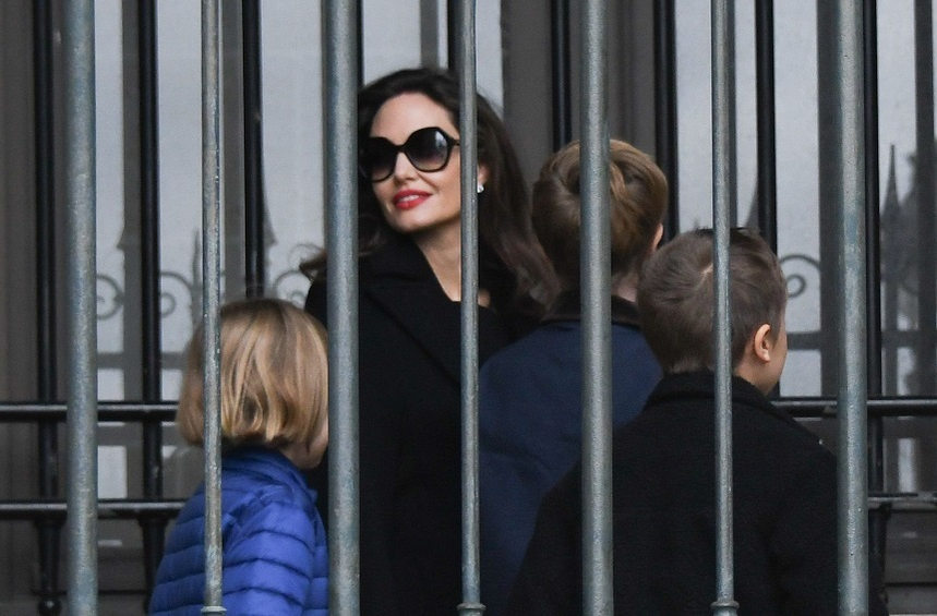 Angelina Jolie radiază de fericire! Cum a fost fotografiată în Franţa