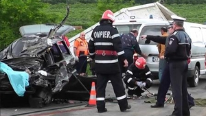 Accident rutier grav cu 13 victime, după ce un microbuz a fost lovit violent de o autoutilitară