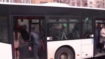 Grav incident într-un autobuz RATB. Un pensionar i-a tăiat venele unui călător!