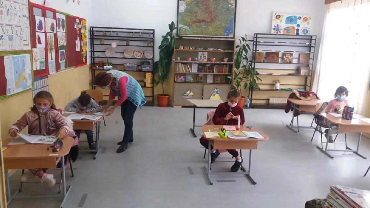 Povestea școlii cu cinci elevi din Comănicea. Doi sunt în grupa 0, doi în clasa a III-a şi unul în clasa a IV-a