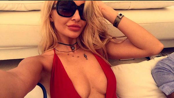 Cu formele astea l-a înnebunit pe ADRIAN CRISTEA! DENISA BOTCARI i-a încins pe bărbaţi când s-a pozat AŞA!