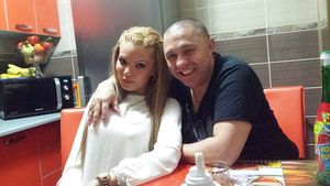 Iubita lui Guta si-a pus toate mamele in cap! S-a fotografiat cu picioarele desfacute, in timp ce fumeaza: "Lasa tigara"